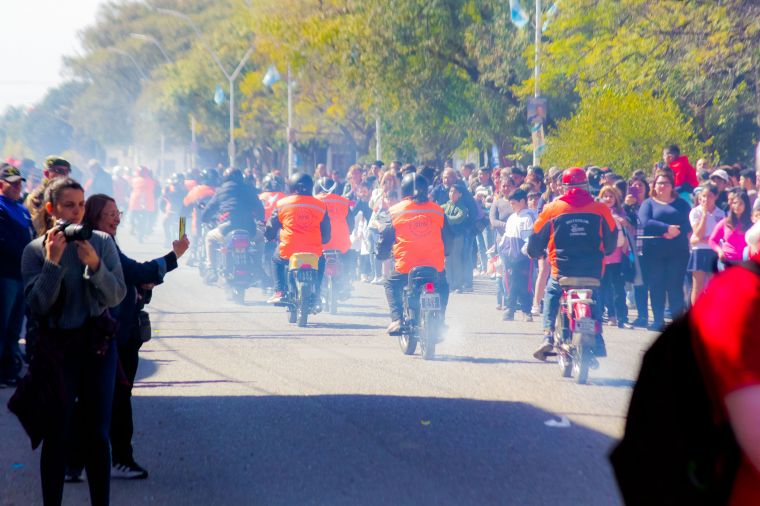 Imágenes del 27° Desfile Cívico, Militar y Gaucho