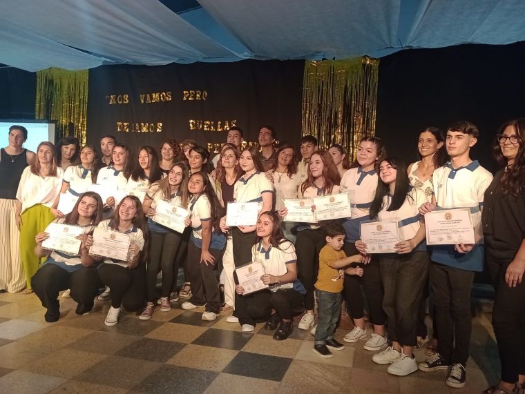 El intendente Daniel Haniewicz entregó presentes a los egresados de colegios secundarios de la ciudad