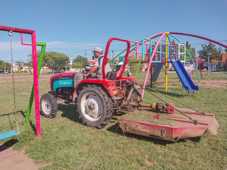 Tareas de mantenimiento en espacios verdes de la ciudad