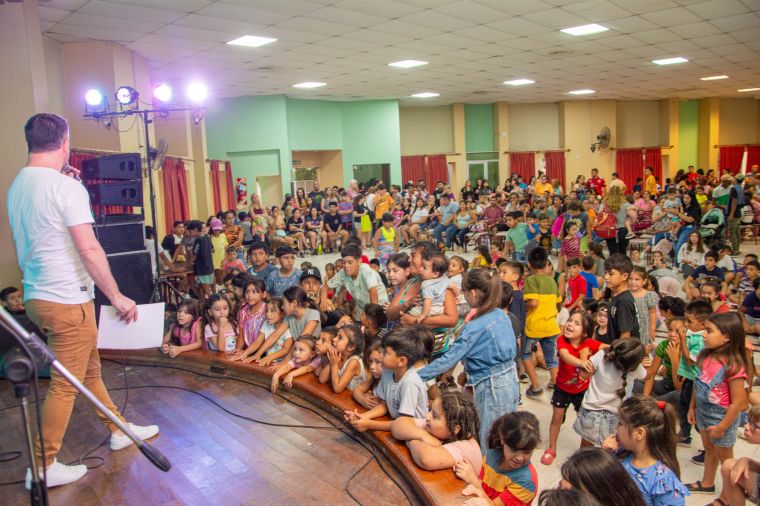 Con show y entrega de golosinas se festejó la llegada los Reyes