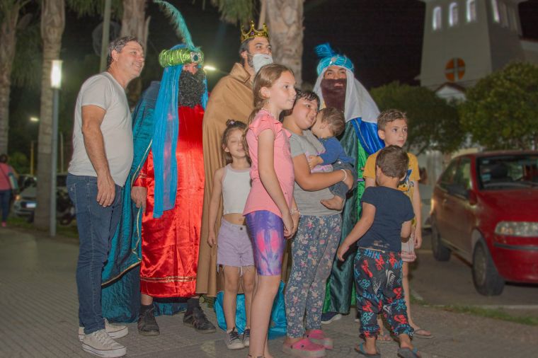 Con show y entrega de golosinas se festejó la llegada los Reyes