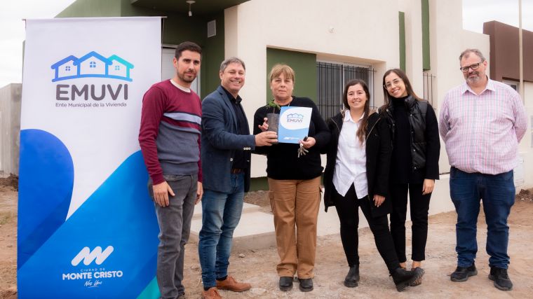 Se entregaron 9 viviendas de EMUVI en Monte Cristo