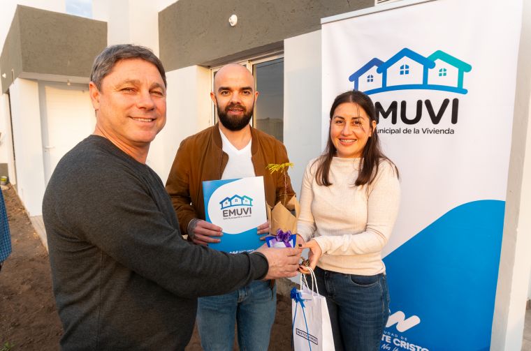 Se entregaron 4 viviendas de EMUVI en Monte Cristo