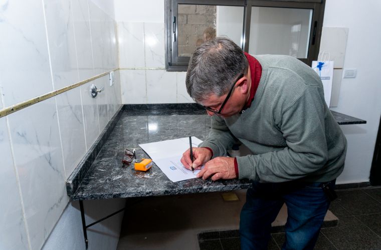 Se entregaron 4 viviendas de EMUVI en Monte Cristo