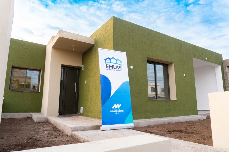 Se entregaron 4 viviendas de EMUVI en Monte Cristo