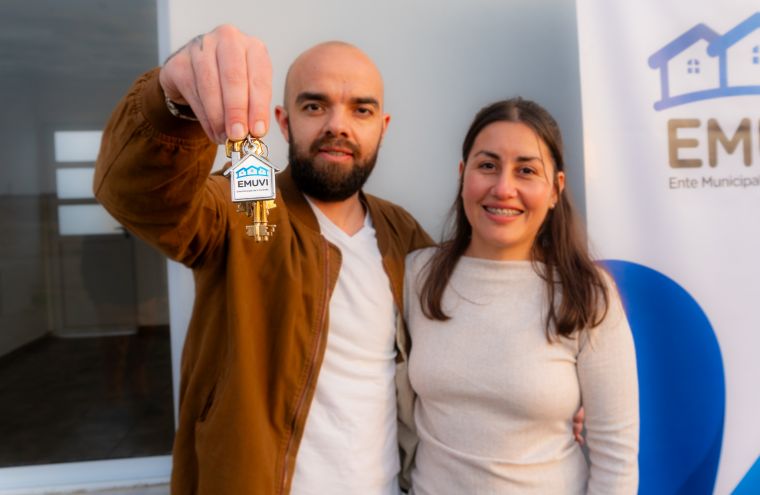 Se entregaron 4 viviendas de EMUVI en Monte Cristo