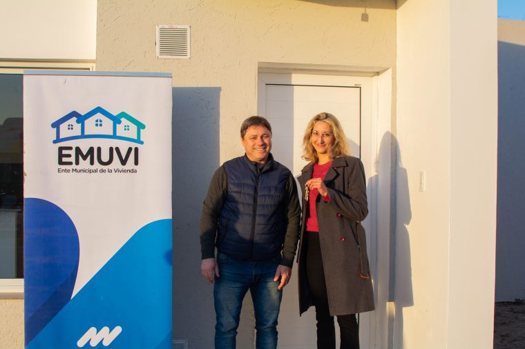 Se entregaron 4 viviendas de EMUVI en Monte Cristo