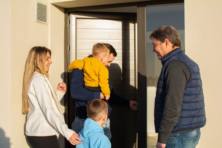 Se entregaron 4 viviendas de EMUVI en Monte Cristo