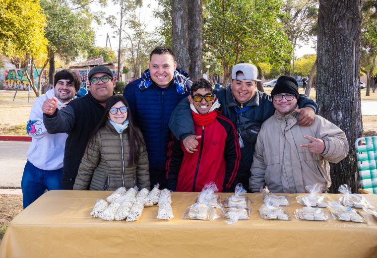 Tarde de barrileteada y feria en Monte Cristo
