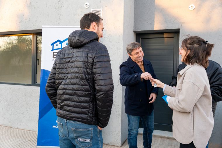 Se entregaron 8 viviendas del EMUVI en Monte Cristo