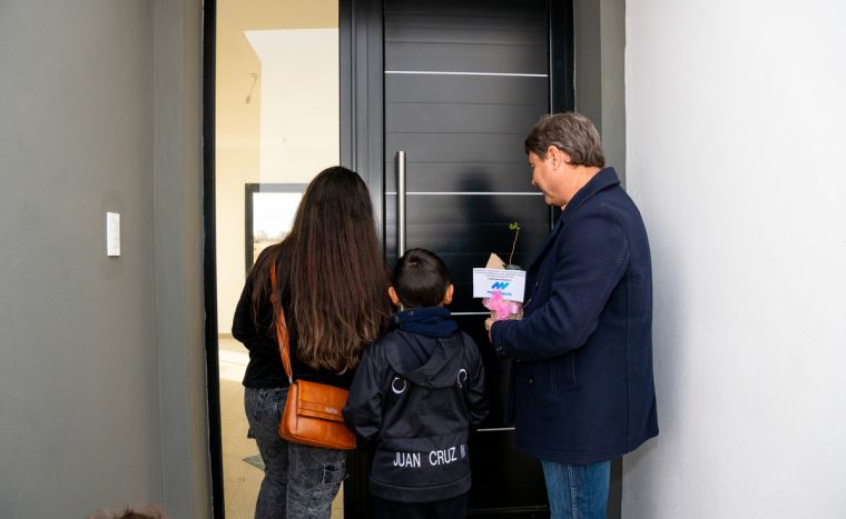 Se entregaron 8 viviendas del EMUVI en Monte Cristo