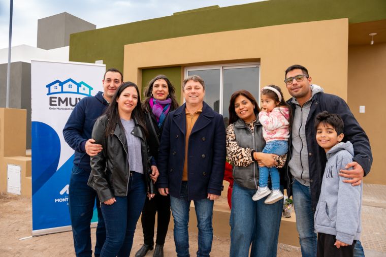 Se entregaron 8 viviendas del EMUVI en Monte Cristo