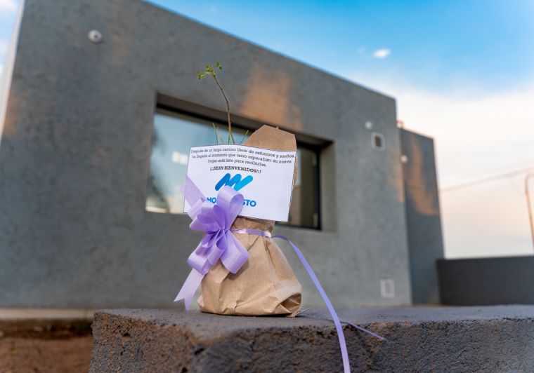 Se entregaron 8 viviendas del EMUVI en Monte Cristo