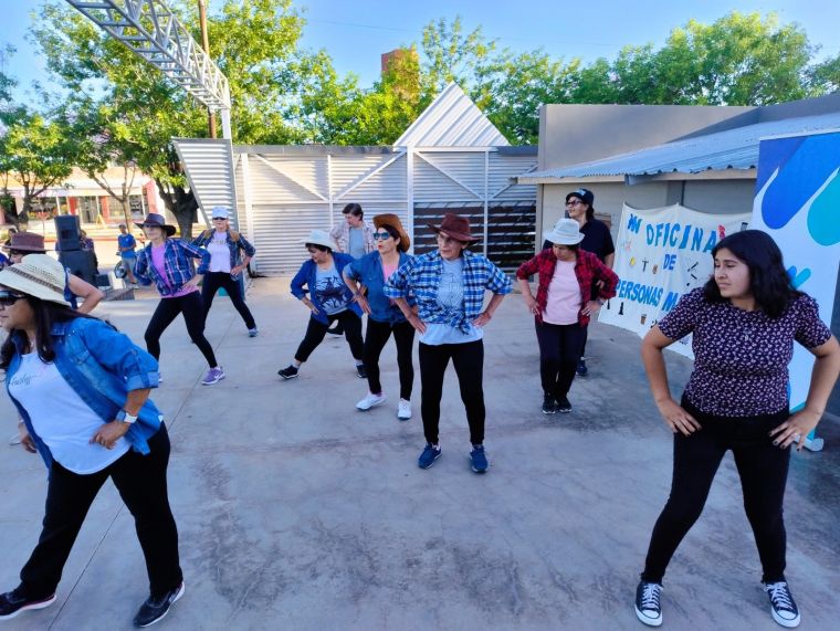 Una gran jornada de exposición de talleres de la Oficina de Personas Mayores