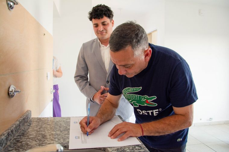 Se entregaron 2 viviendas del EMUVI en Monte Cristo