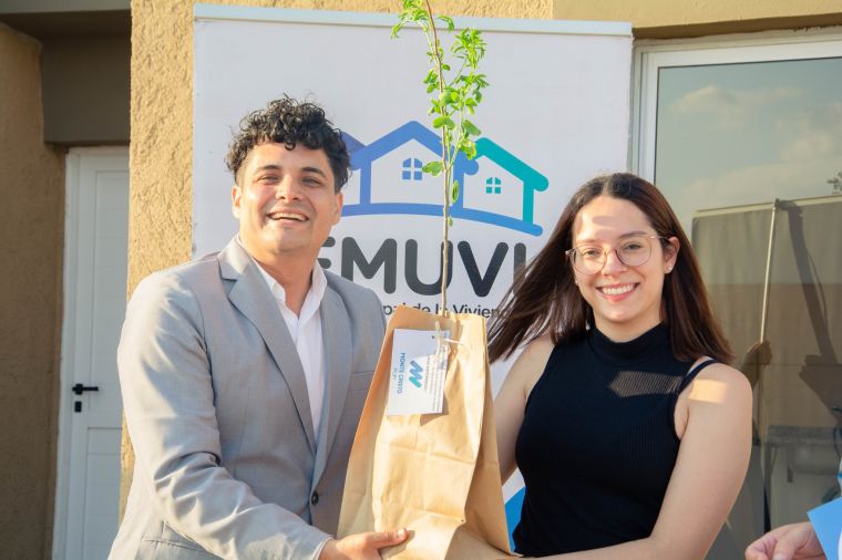 Se entregaron 2 viviendas del EMUVI en Monte Cristo