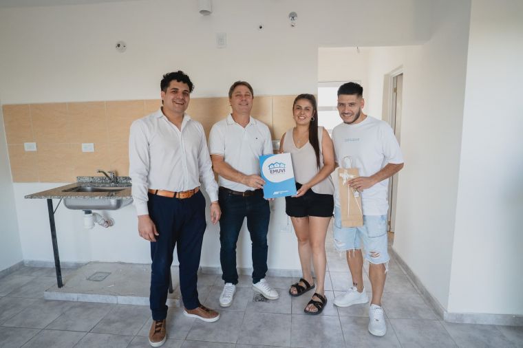 Se entregaron 2 viviendas del EMUVI en Monte Cristo