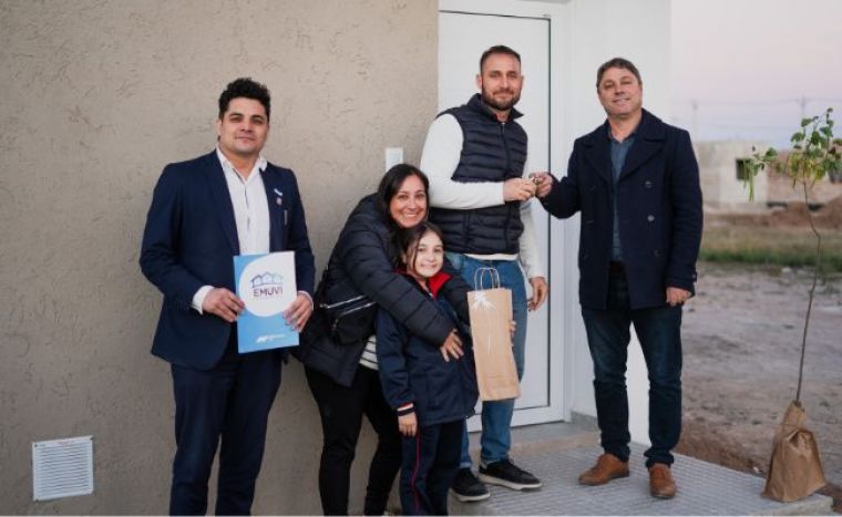 Se entregaron 3 viviendas del EMUVI en Monte Cristo