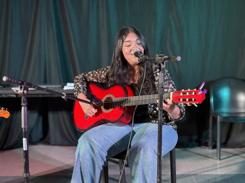 Una noche llena de arte con la muestra de los talleres de Teatro y Guitarra