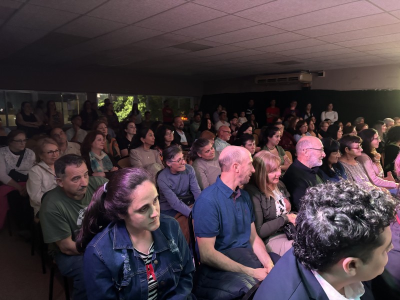 Una noche llena de arte con la muestra de los talleres de Teatro y Guitarra