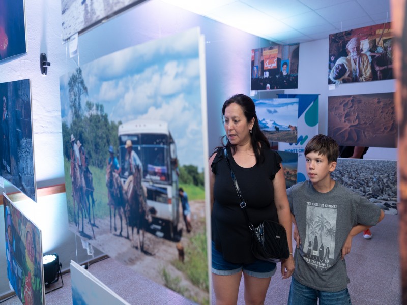 Monte Cristo celebró el cierre de la muestra fotográfica “La Vuelta al Mundo en 80 Fotos”