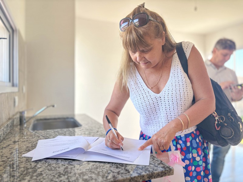 Se entregaron 2 viviendas del EMUVI en Monte Cristo