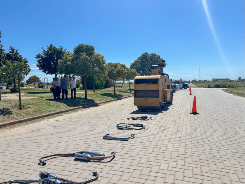 La Municipalidad realizó la destrucción de más de 50 caños de escape